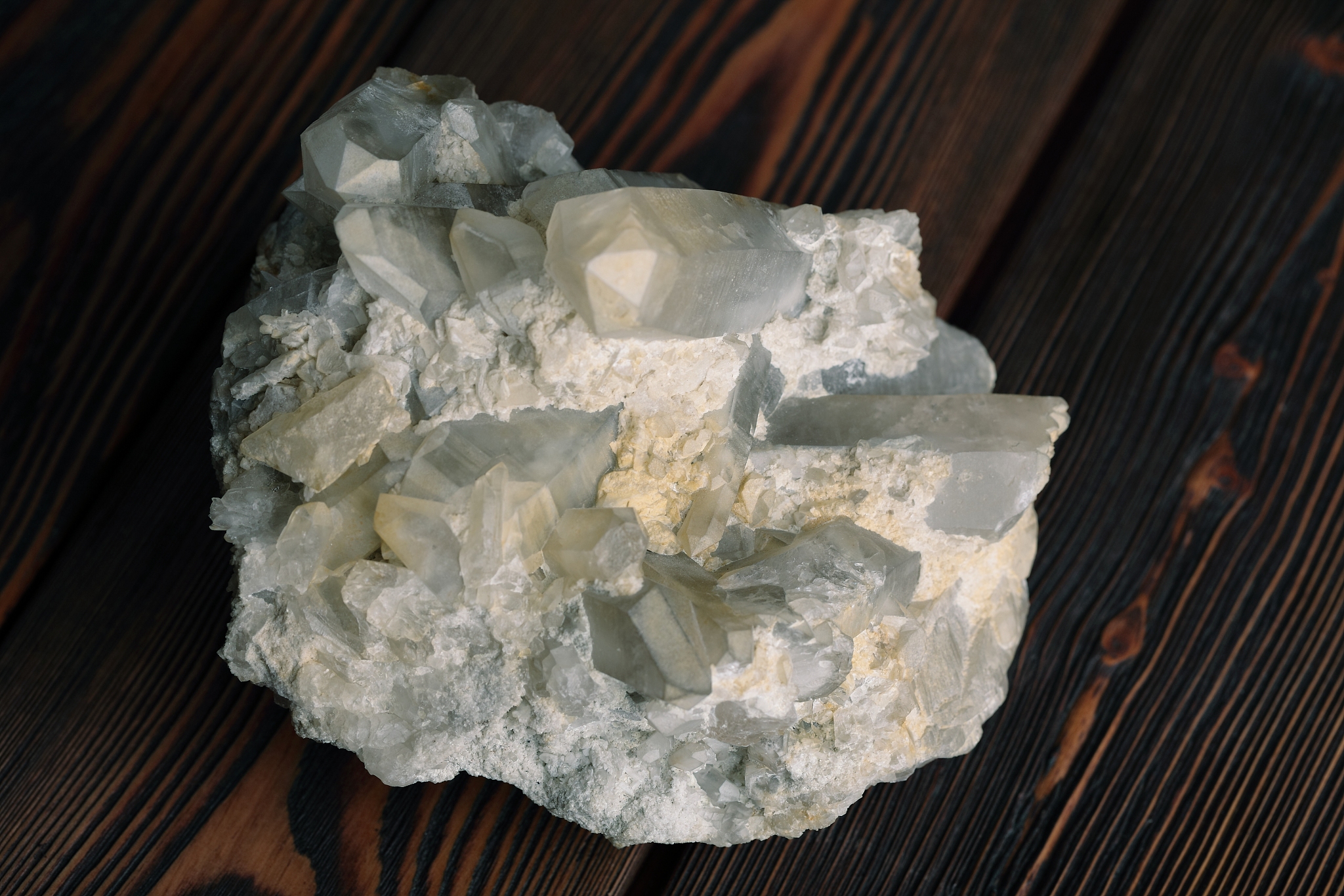 写一篇石英材料的组成性质与应用前景