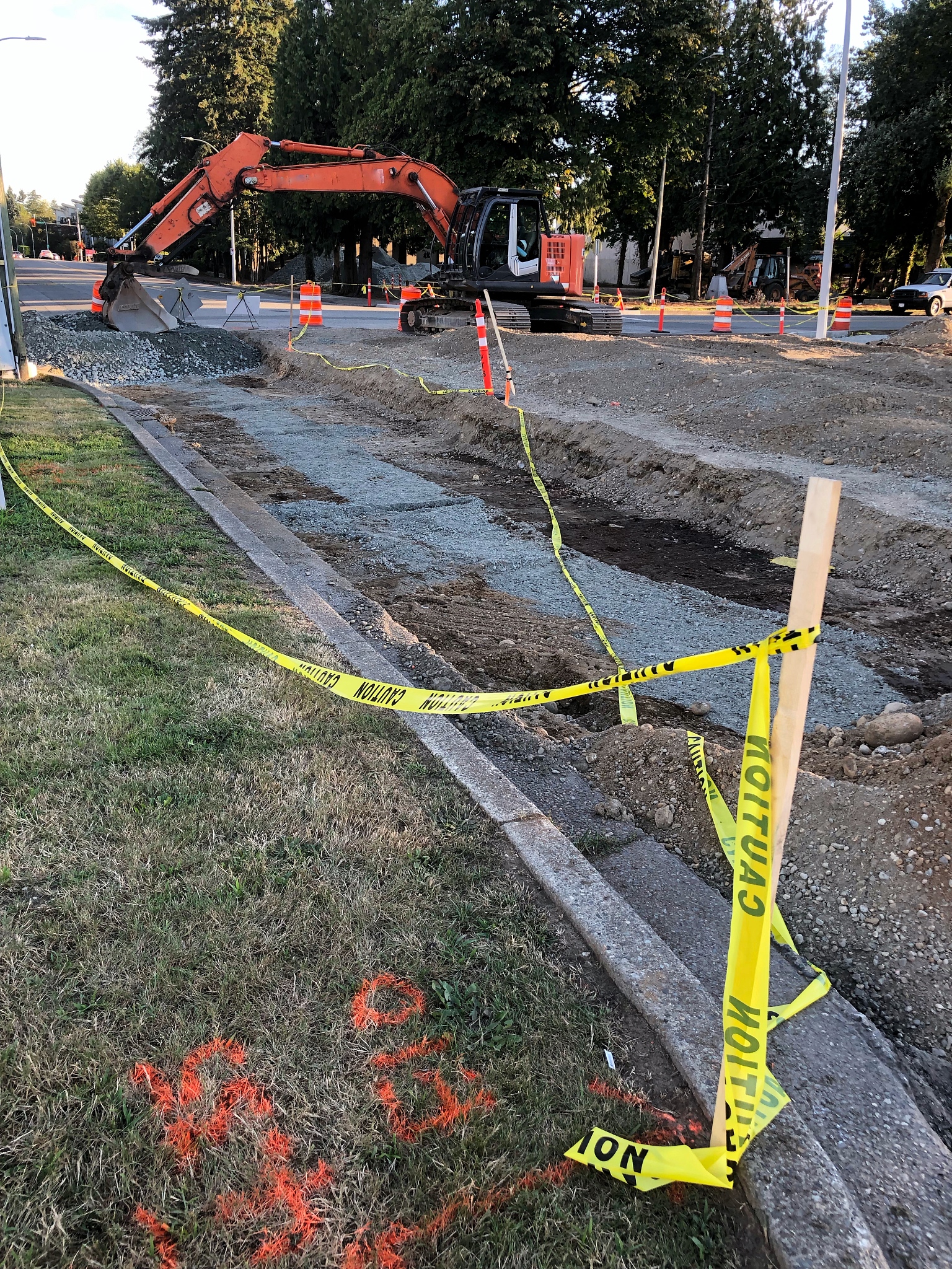 670 平方米草皮交付，在星期四降雪前完成发球台安装