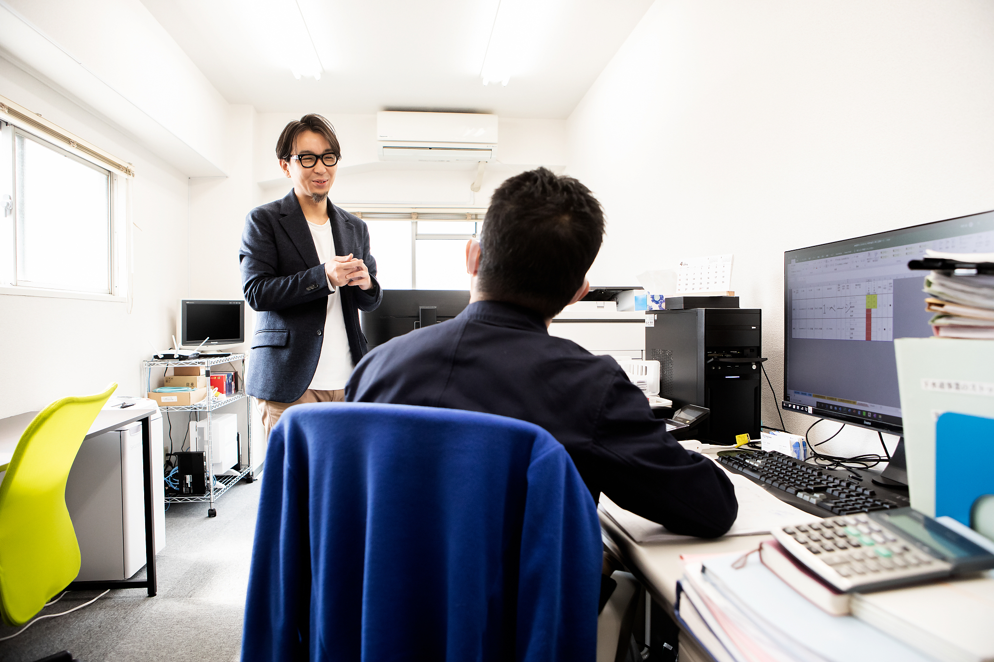 entrepreneur starting a meeting in the office
