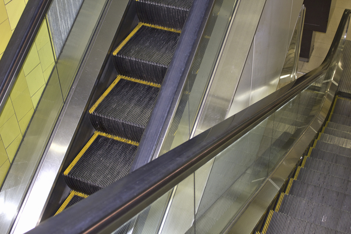 案例：C大型城市某地铁口上行扶梯突然发生溜梯故障造成1人死亡、3 人重伤、27人轻伤的重大事故。初步认定此次事故是由于电梯生产公司该款电梯存在设计缺陷同时维保人员日常维护保养不到位电梯生产公司对此次事故负有不可推卸的责任。当日国家质检总局专门发出紧急通知要求各机关企事业单位停止使用该公司事故型号电梯并联系厂家和保养单位对该扶梯进行全面检查以彻底消除安全隐患防止类似事件发生。针对上述事件请运用工程伦