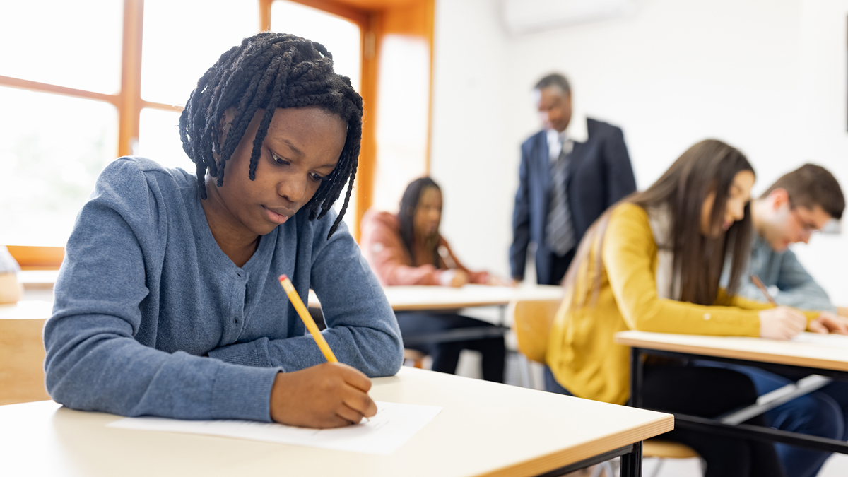 某中学学生李明。在最近举行的市英语口语能力大赛中获得一等奖。某英语报社邀请你写一篇稿件介绍你练习英语口语的经验。稿件内容如下：1 树立自信克服害羞心理不怕犯错；2 参加英语俱乐部与同学、老师和外籍人士交流；3 多看央视9套英语新闻课堂上运用英语等等。要求：1写80词左右开关结尾已给出不计入词数。2 写出所给的提示可增加细节。 3 词汇：自信：confidenceni’m li m