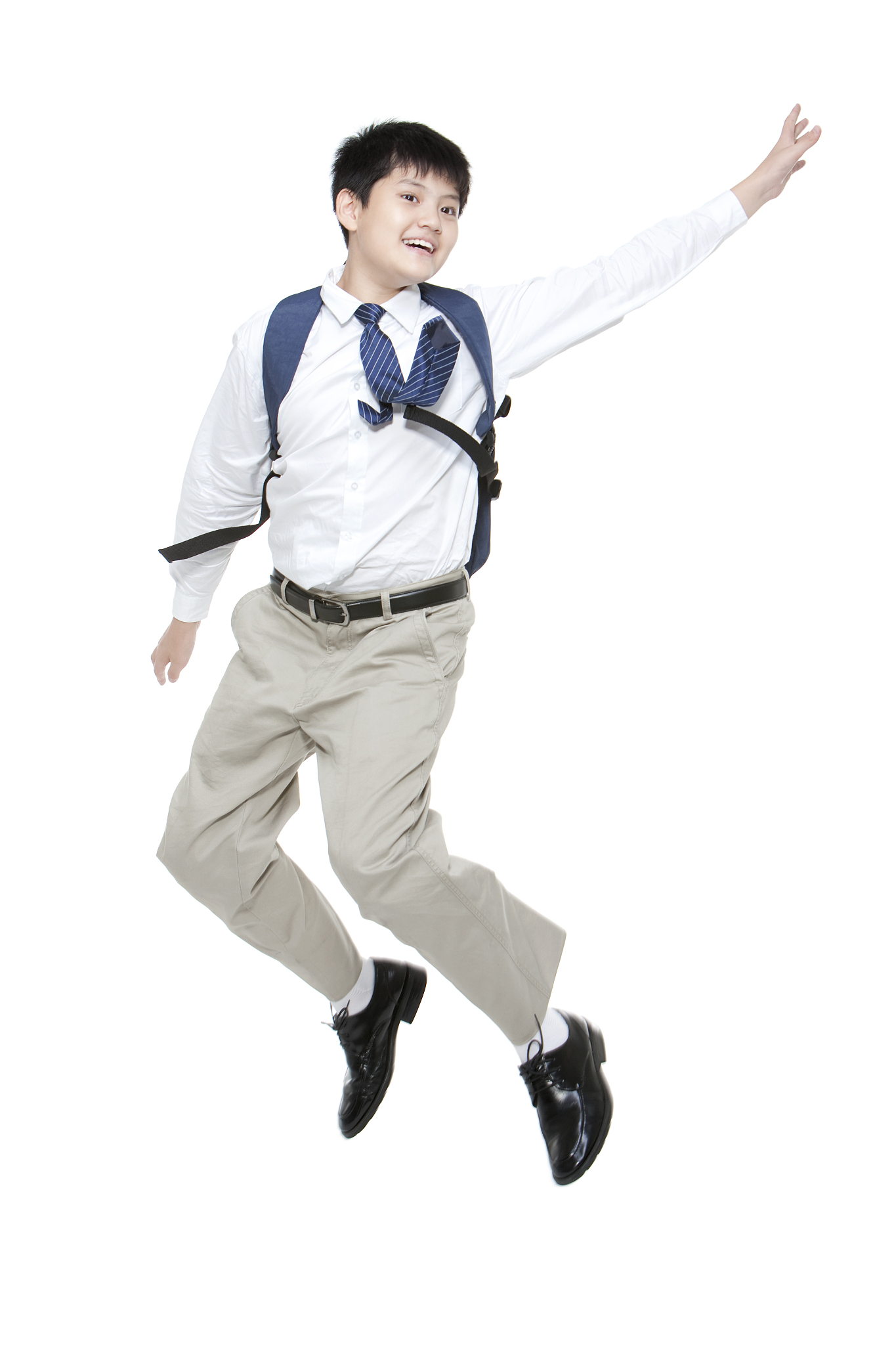 小学男生兴奋地跳跃