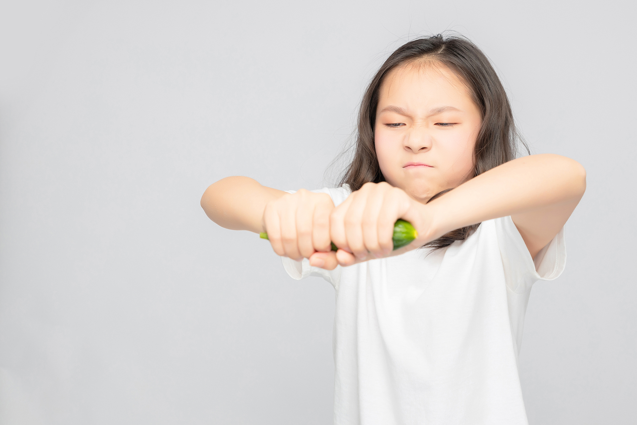灰色背景里的亚洲小学女生