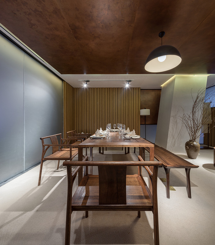 新中式餐桌：典雅设计，打造舒适用餐体验