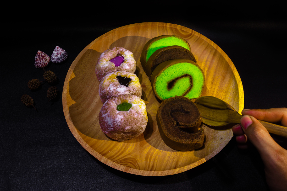 产品名称：焦糖冠军可颂海苔肉松可颂奥利奥可颂、黑松露可颂、杏仁可颂、开心果竹炭可颂、香草可颂、芝士香肠可颂要求：一个产品一个介绍介绍语50字还需要开头和结尾。文字风格：网络用语语言活泼跳脱