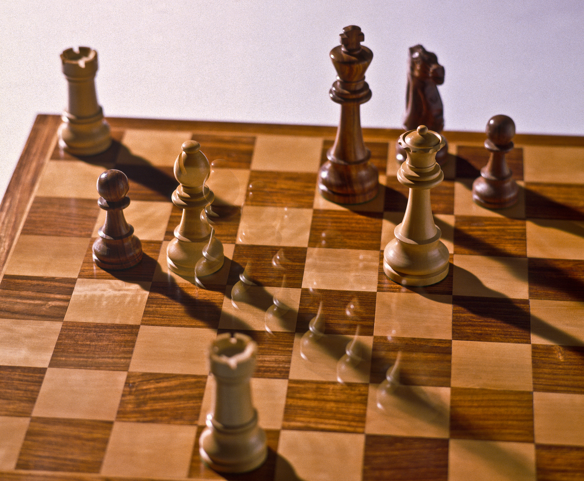 国际象棋开局：红棋先行，等你应战！