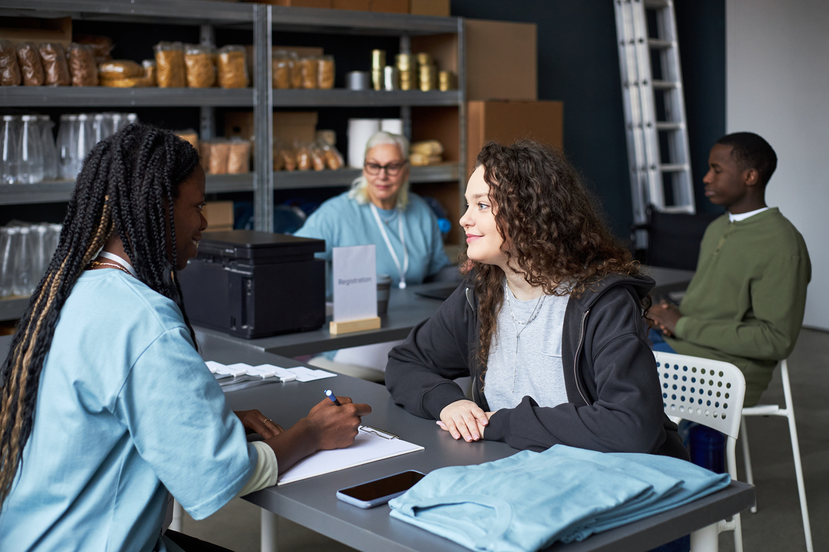 我非常明确地表示我完成学业后一定会回国这是我学习海外的初衷之一。我将会选择金融相关职业因为我对这个领域非常感兴趣也认为自己有能力在这个领域中做出一番成就。我计划回国后积极寻找机会加入金融行业不断学习和成长为国家的经济发展做出自己的贡献。我想强调的是我是一个真实的临时入境学生我不会选择留在国外而是将自己的专业知识和技能带回国内为祖国的发展贡献力量。请翻译成英文