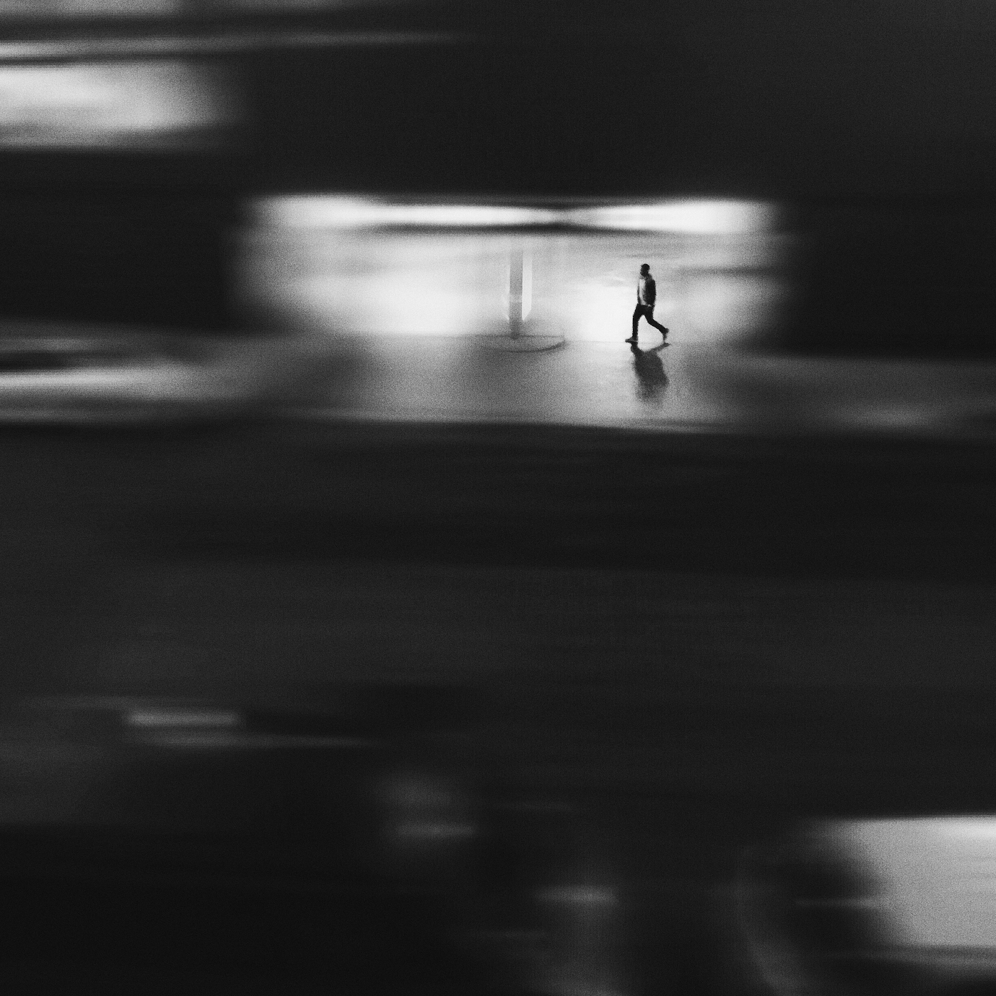 反叛雏鹰飞离岛屿时的不甘努力抹去轨迹我的人生不需要拓你的模板习惯再没有深夜里的促膝长谈你说了一千遍我还是我 还是不厌其烦不安浅草生长在雨季的湖畔未来的不真实感等不到你来给我答案难堪和你一样在深夜里加班抓一把枸杞扔进杯里人生原来只是在画一个圆圈要反叛成长就是和全世界为难你的成人礼我和十八岁的自己把酒言欢要习惯孤独是每个人的伙伴握紧手里的剑柄翻山越岭 高声呐喊别不安没有人看得清未来的幽暗谁都会被绊倒站