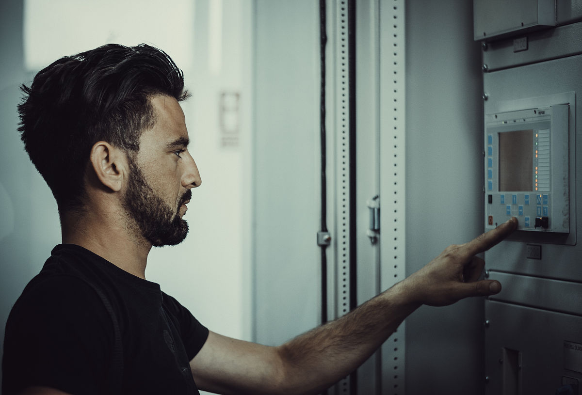 详细介绍下二极管二极管是一种电子器件它由两个电极组成一个是正极也称为阳极或P型另一个是负极也称为阴极或N型。二极管的主要功能是将电流限制在一个方向上流动因此它也被称为整流器。二极管的工作原理基于半导体材料的特性。半导体材料具有一个带隙这意味着在该材料中电子的能量必须达到一定的水平才能进入导带。当半导体材料中添加了掺杂物P型和N型导带和价带之间的能量差会减小从而增加电子的能量使得电子可以从P型区域流