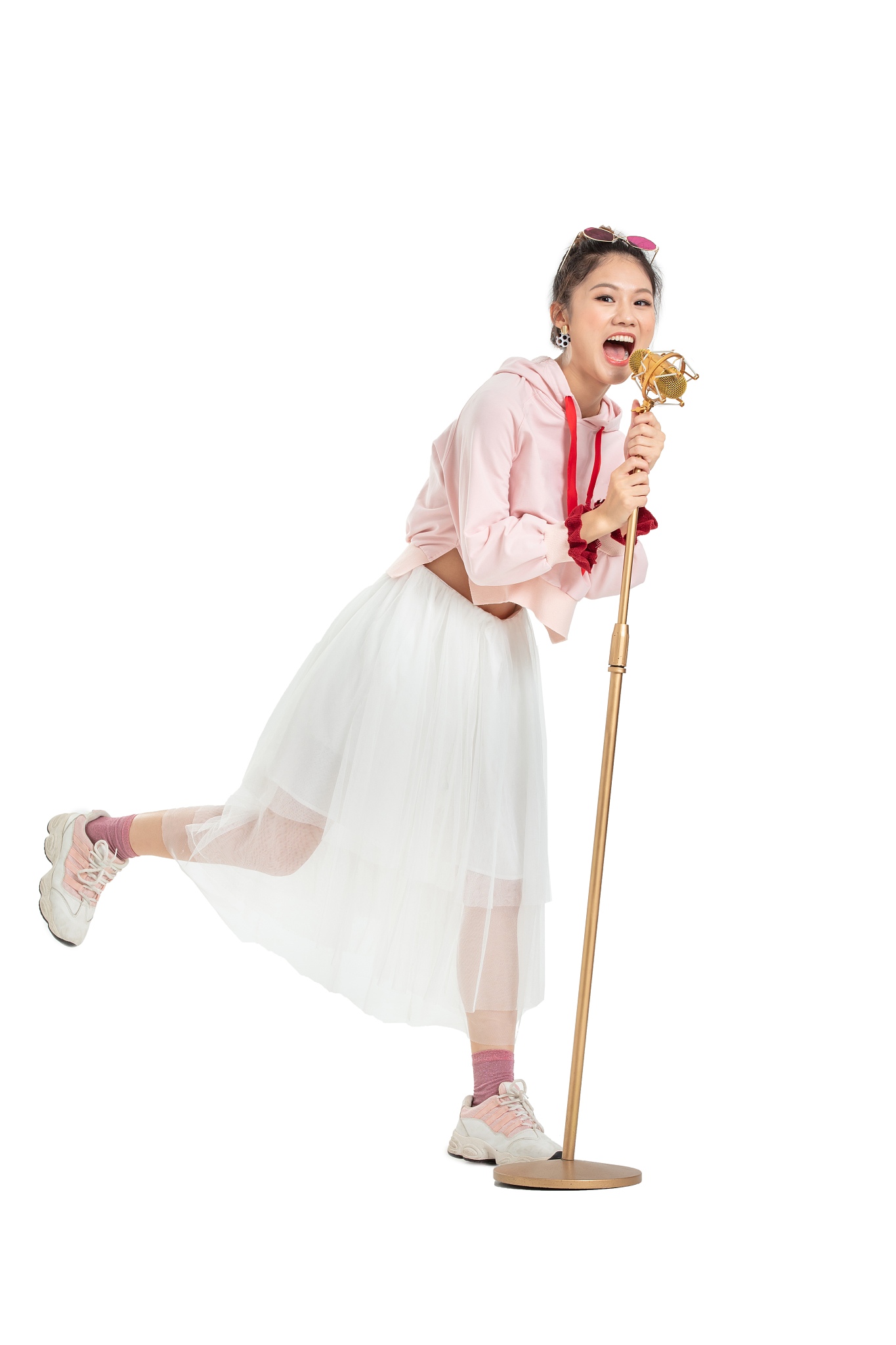 手拿麦克风的可爱女生