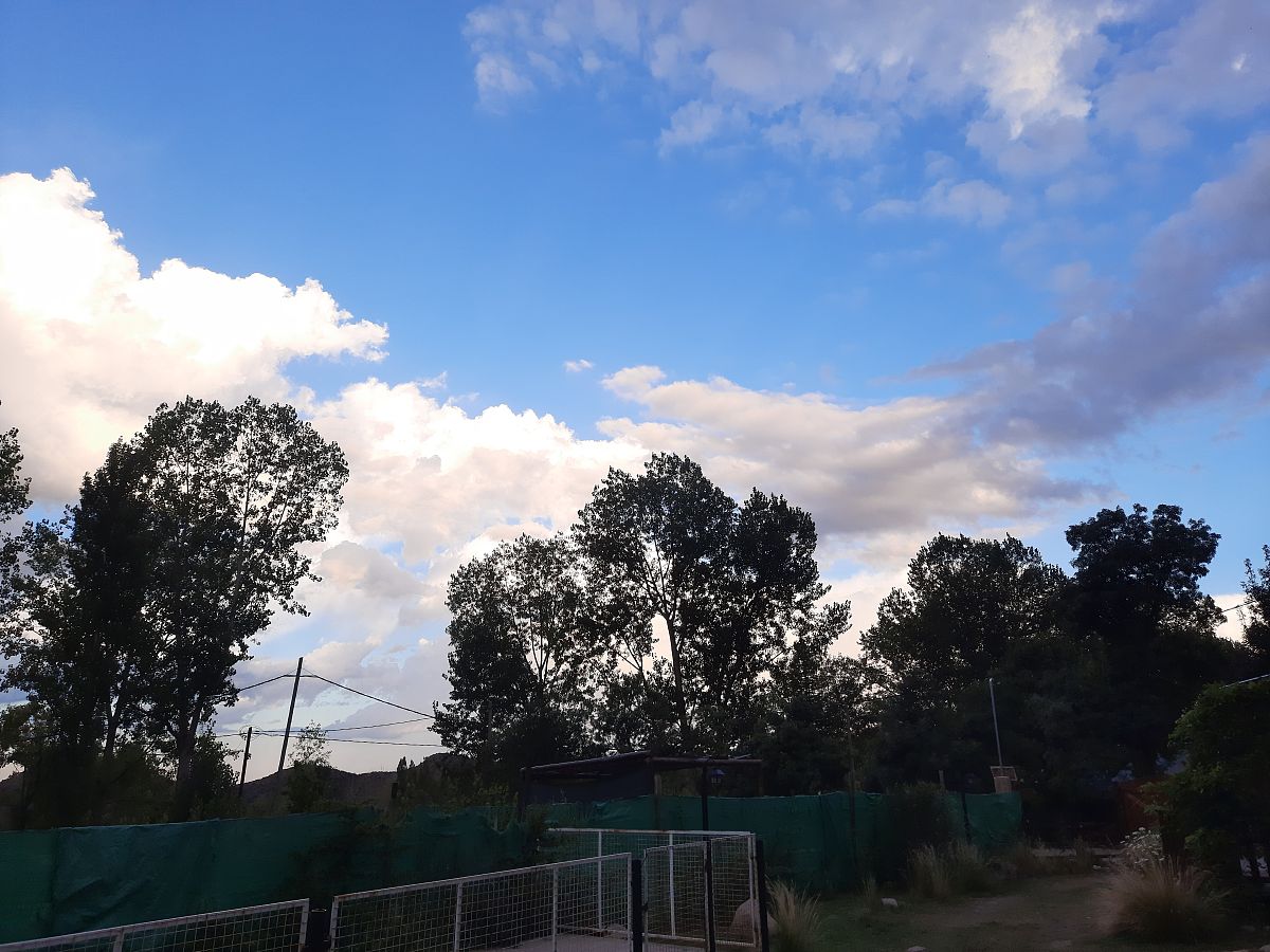 根据2023年4月3日~4月9日广东省韶关市曲江区马坝镇天气预报提供穿衣及出行建议