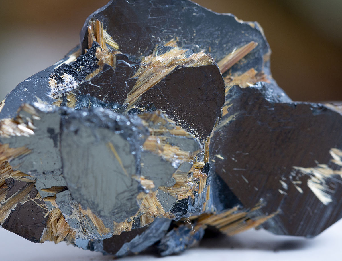 金红石晶体结构解析：四方晶系，TiO2分子排列与密度