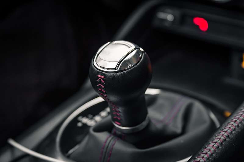 手自一体和AT变速箱两者优缺点对比以及区别