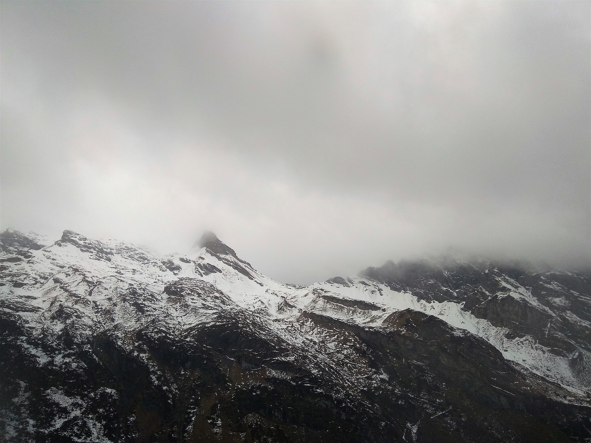 这是一组描述AI关键词的示例 黄昏时分城市街头路灯亮起人行道上的落叶寂静而安详静态构图标准镜头拍摄于傍晚时分彩色胶片高清程度1080p。 你要严格按照我这个格式来描述五组关于不同类型风景的ai关键词描述