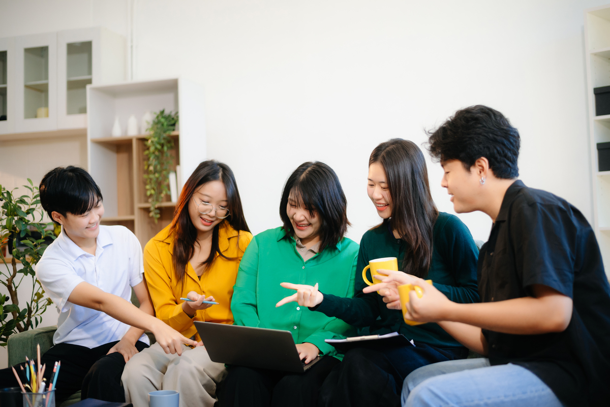 人际关系是学生发展的重要因素对其学习成就和心理健康都有着重要的影响。然而一些学生可能面临着人际关系问题如孤独、社交焦虑和欺凌等。社会工作介入可以帮助学生解决这些问题并提供支持和指导以促进他们的发展和成长。本文将介绍社会工作介入的方法和技巧包括情感支持、社交技能训练和社交情境模拟等以及介入的效果和局限性。最后本文提出了一些未来的研究方向和建议以促进学生人际关系和社会工作介入的发展。写一篇关于学生人际