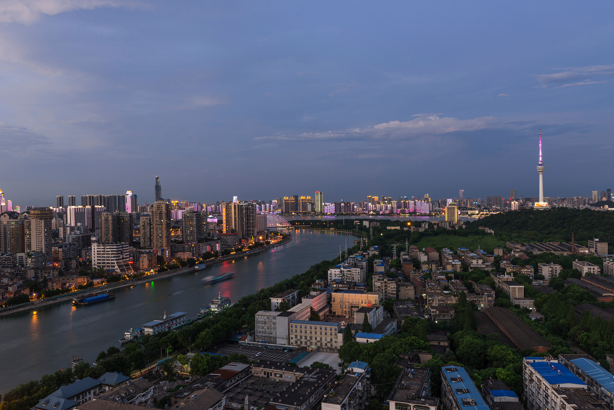 湖北省武汉市汉阳区长江广场得月楼建筑风光