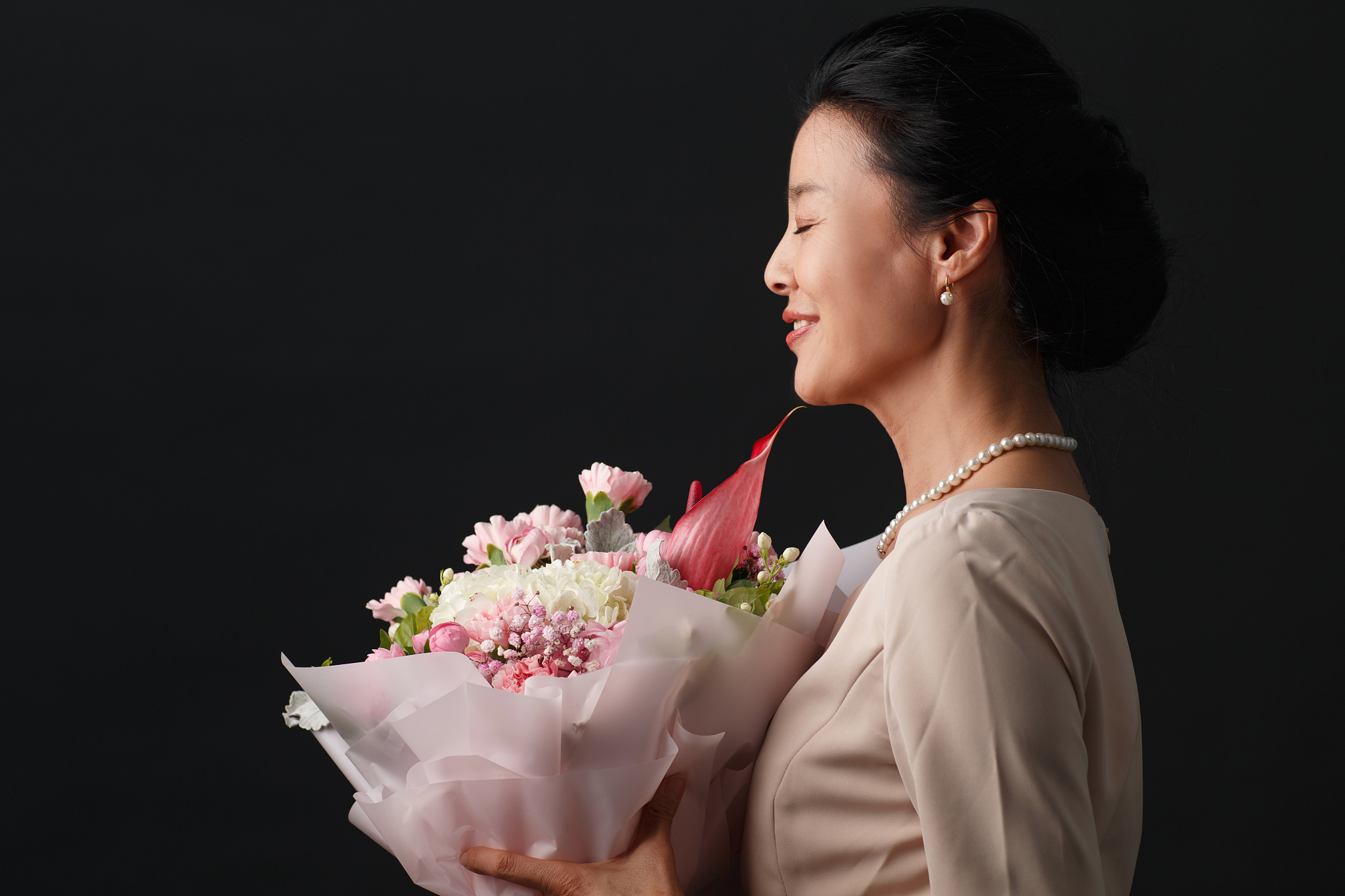 手拿鲜花的优雅女士