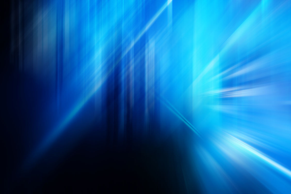 图书馆的蓝色光束：阳光透过玻璃的奇妙景象