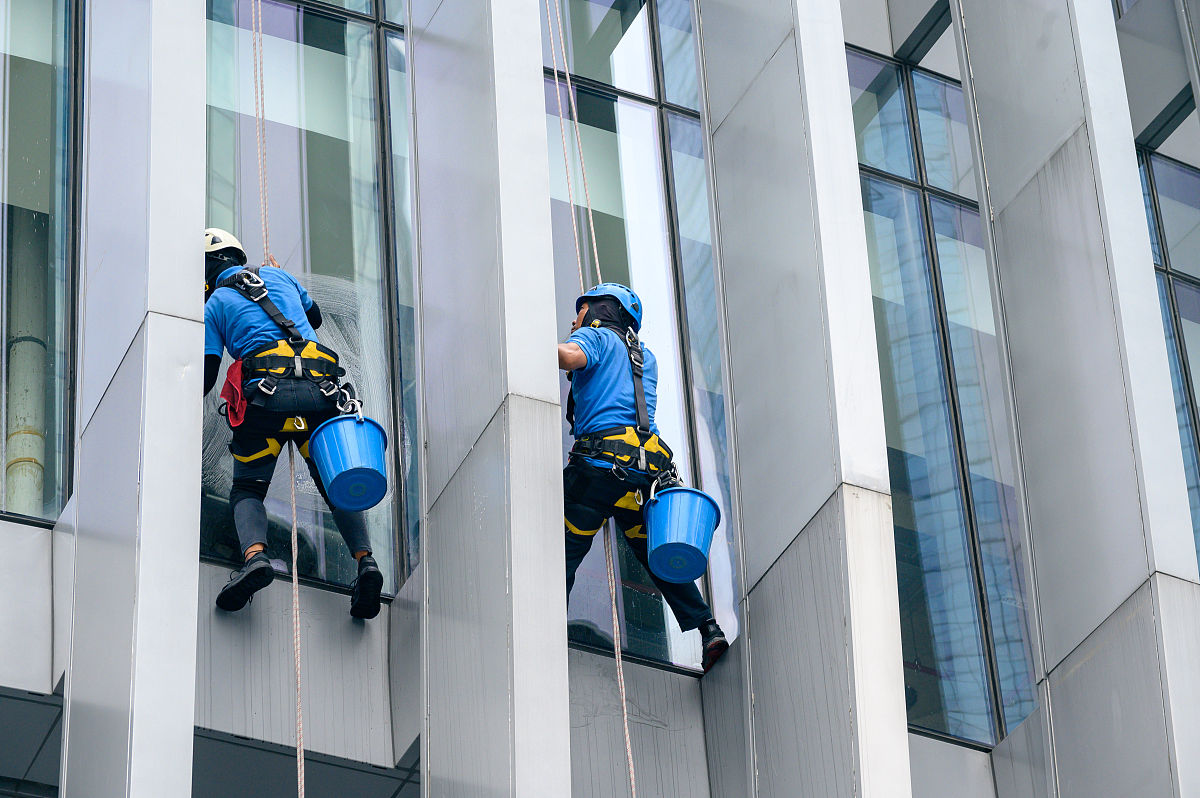 擦窗机用途：高效安全清洁高层建筑外墙窗户