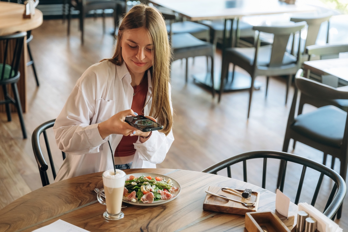 would you choose to go to restaurant or eat fast food for dinner？ give me a TOFEL Speaking answer。 Choose fast food