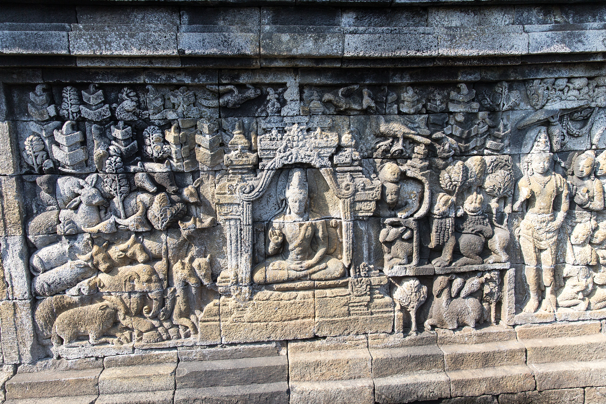 西藏嘛呢石刻：佛教艺术形式与创作形式详解