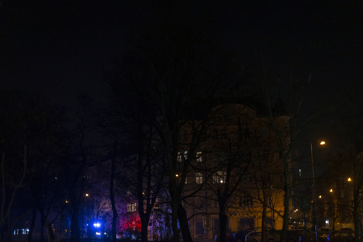 一张模糊的警车在夜晚昏暗街道上行驶的照片