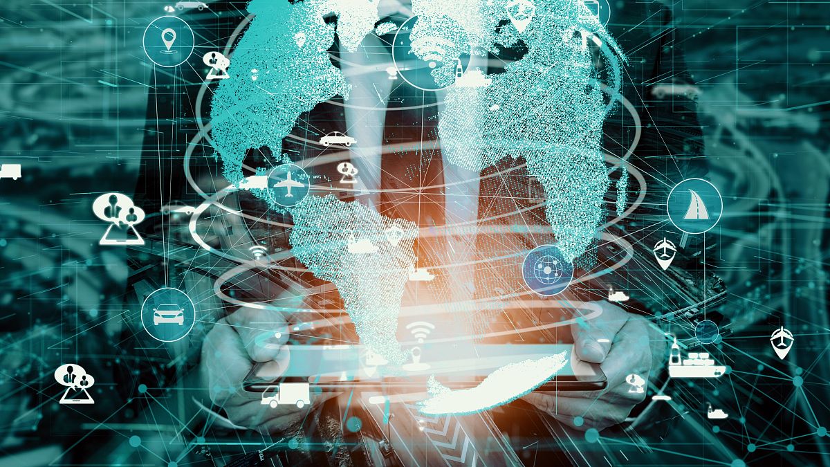 如果在一个轨道上有一辆失控的火车无法停车在轨道的末端帮着5个无辜的百姓火车马上就要压死他们。火车和5个人之间有一个道岔可以把火车切换到另一条帮着1个智能AI的轨道。现在道岔的开关在你的手里你会怎么办