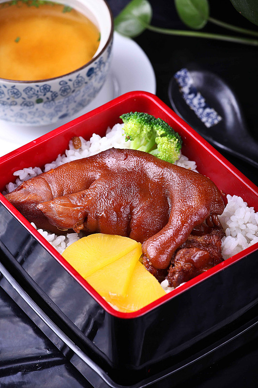 对于外卖猪脚饭一般客户会怎么评价请写一个评价语