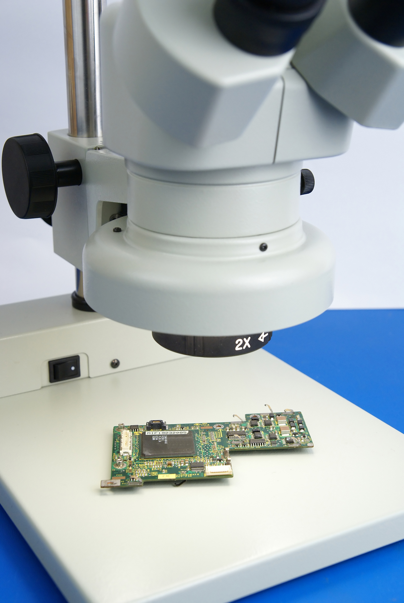 一个高质量元器件外观图像中元器件目标应该尽量充满整个图像但是电子元器件的在长度上存在差异长度范围从 3mm-65mm不等扩充描述：如果采用单一放大倍数采集图像在满足了大尺寸元器件图像采集的放大倍数下小尺寸元器件在图像中所占的比例会很小 因为镜头需要针对不同尺寸、大小的元器件调节其合适的放大倍数使元器件目标在图像中的比例尽可能的大。大多数的镜头均具有人工手动调节方法倍数的功能但由于本系统采用密闭结构