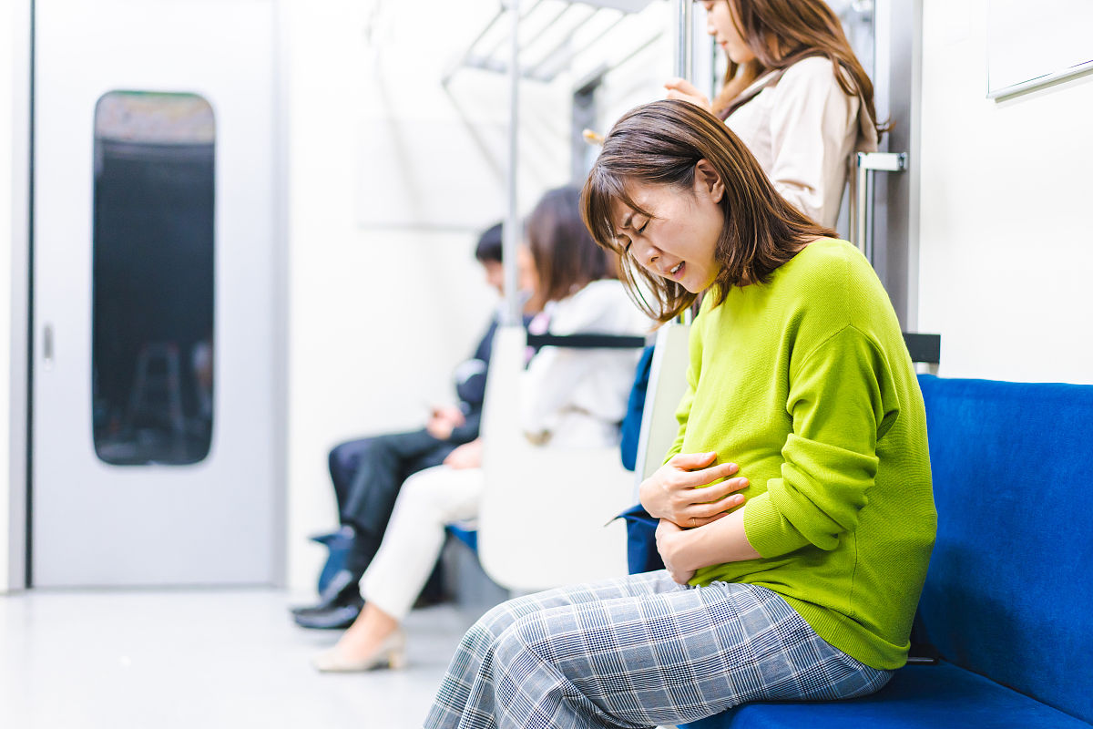 一位孕妇在火车上感到恶心