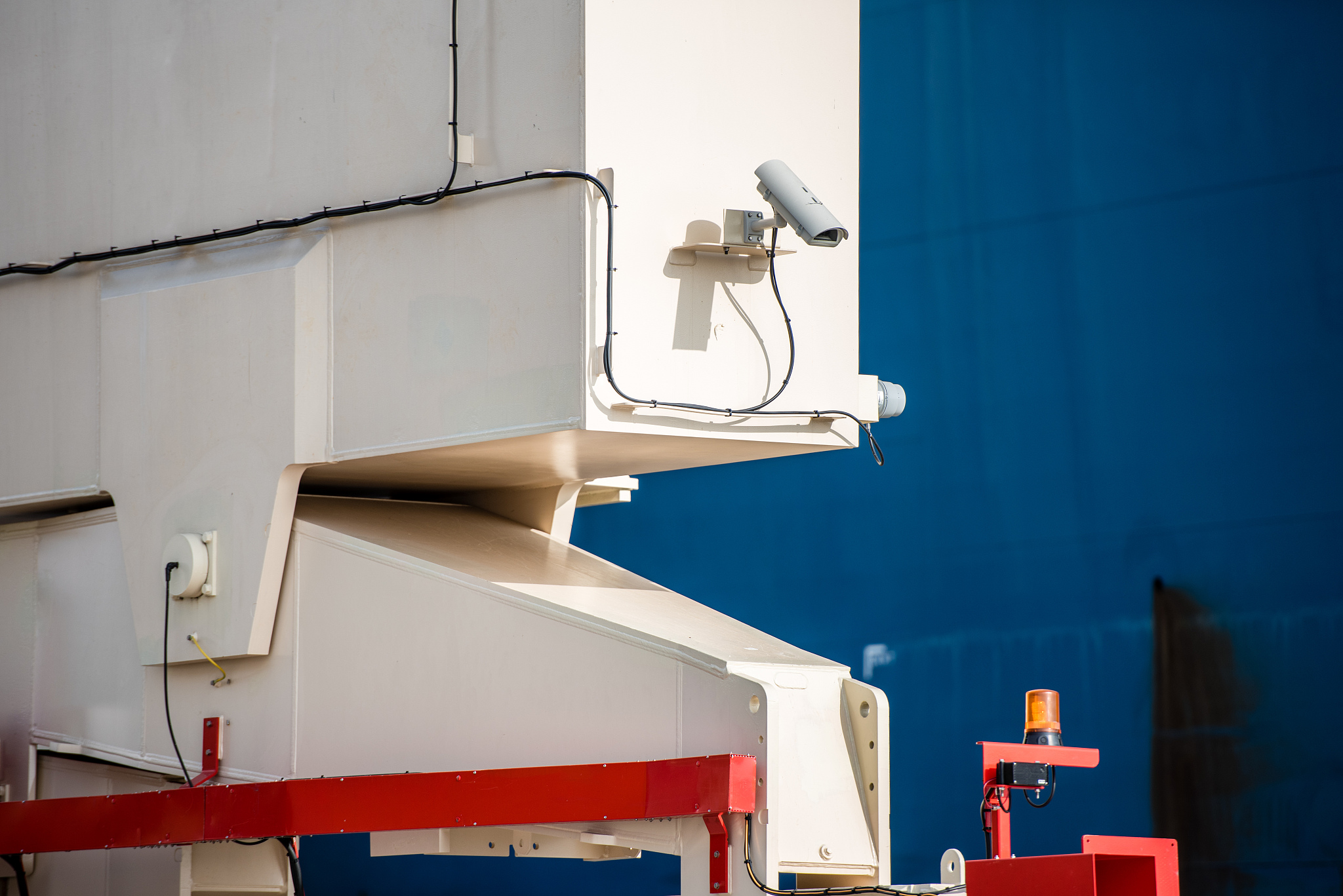 基于激光的双箱防吊起的研究与应用的第一章技术背景和第二章技术意义写完了写第三章 技术方案800字