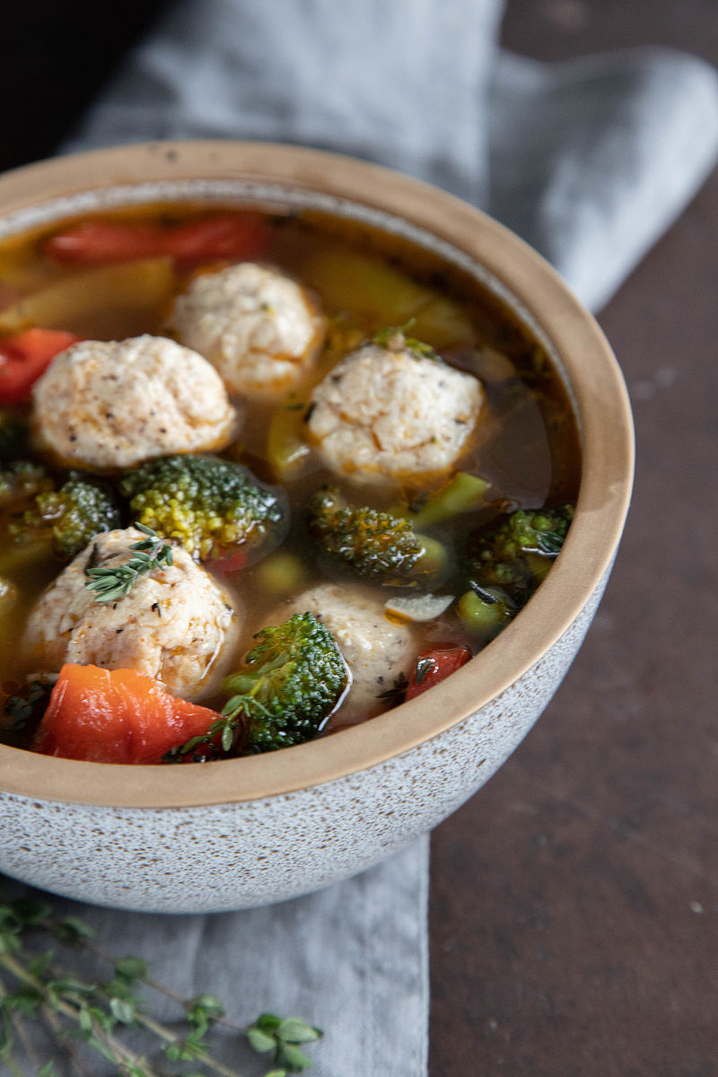 美味的蔬菜汤与肉丸在碗里,俯视图,特写.