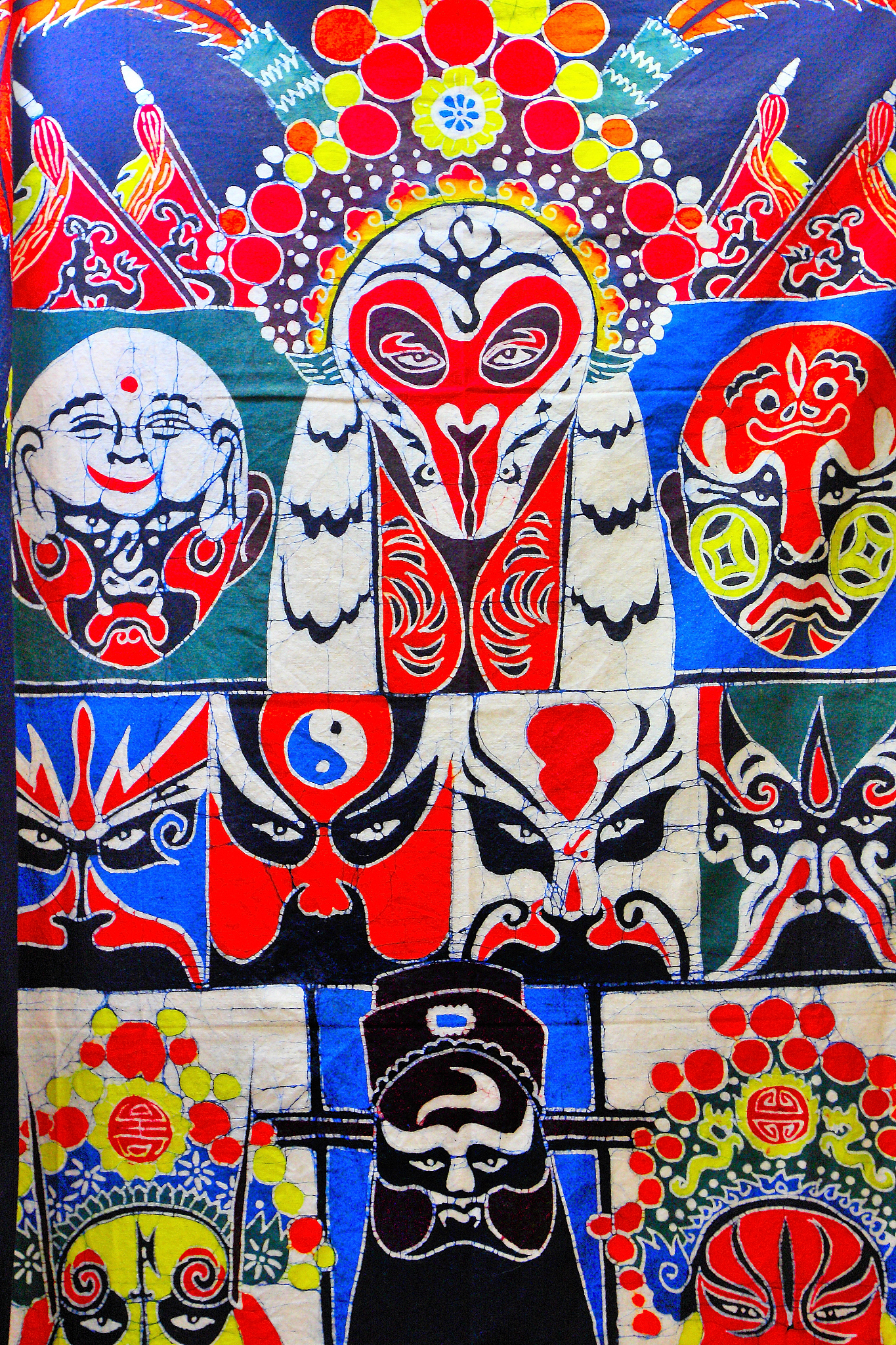 换一个说法叙述下面的文章：19世纪中期孕育于民间融合了中国南北方戏剧元素的京剧在北京发展成熟成为了世界上一枝独秀的中国艺术。在对戏剧角色不断探讨、深入评判的基础上中国的戏曲艺术家们通过变形、传神、寓意三个方面形成了一种具有中国文化特色的特殊化妆方法。 容华舒展；刚健清新；勇猛威武、粗狂奇伟独特醒目的脸谱已经被世界公认为是中国传统的文化图腾。 上世纪八十年代初有一个刚从军校出来的年轻人梦想着有朝一日