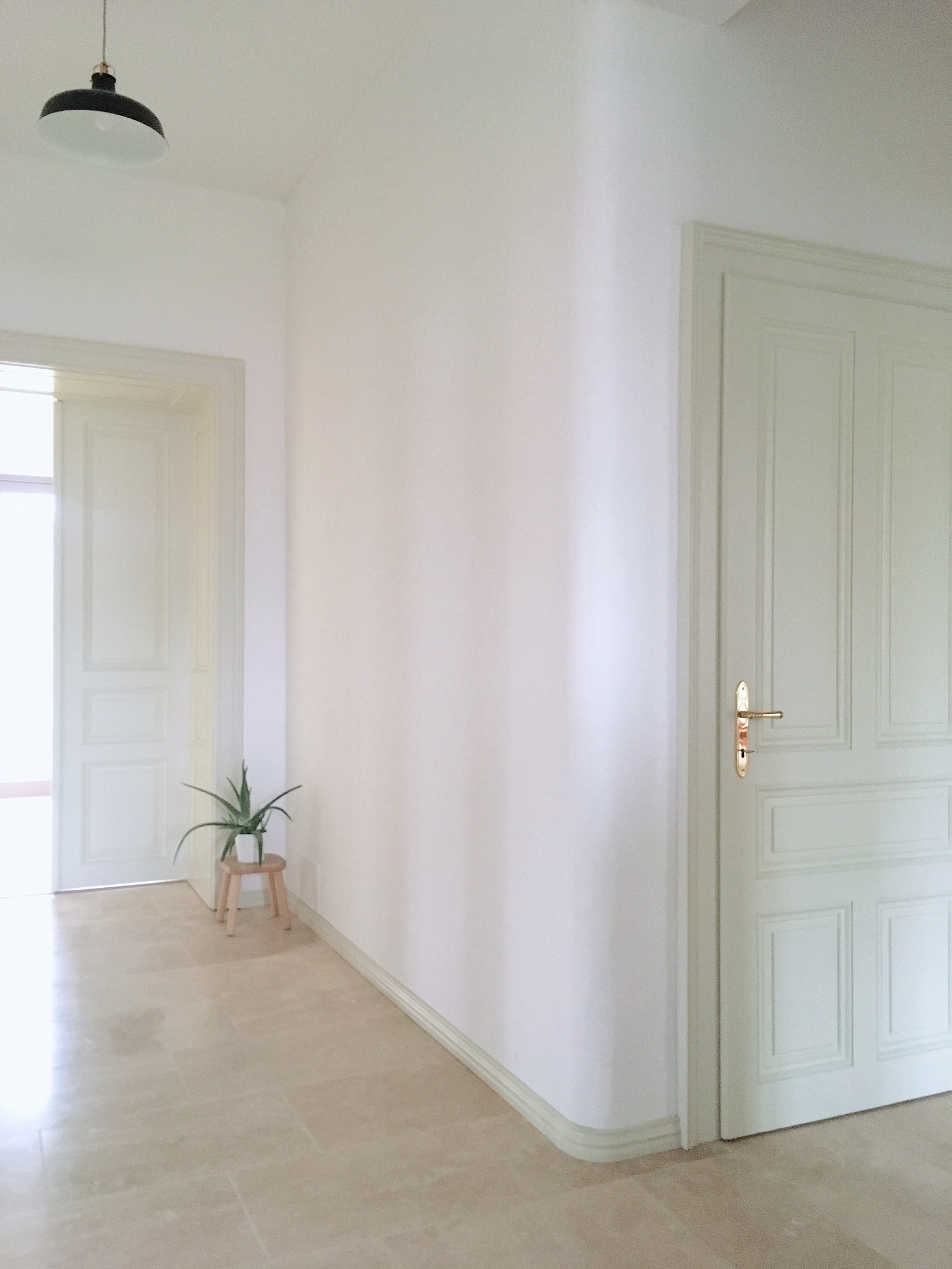 原木地板+石膏线吊顶+踢脚线，打造舒适环保的家！