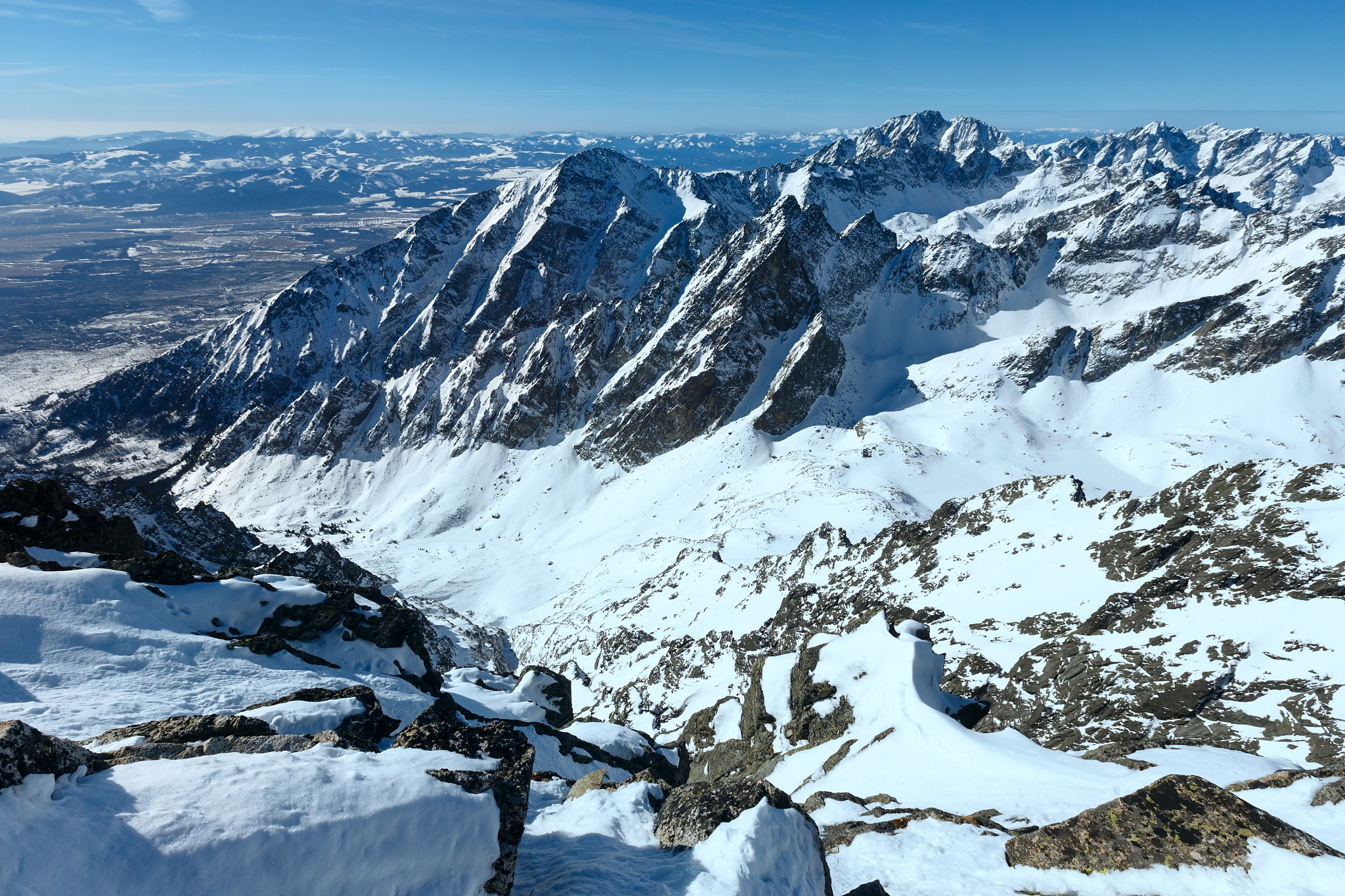 下雪时，加利福尼亚的内华达山脉脚下会下雪。 我们下雪了，但没有那么深。 我们的风被强风吹动（这是根据我在家里爬行空间的气象总部进行的个人研究得出的）。