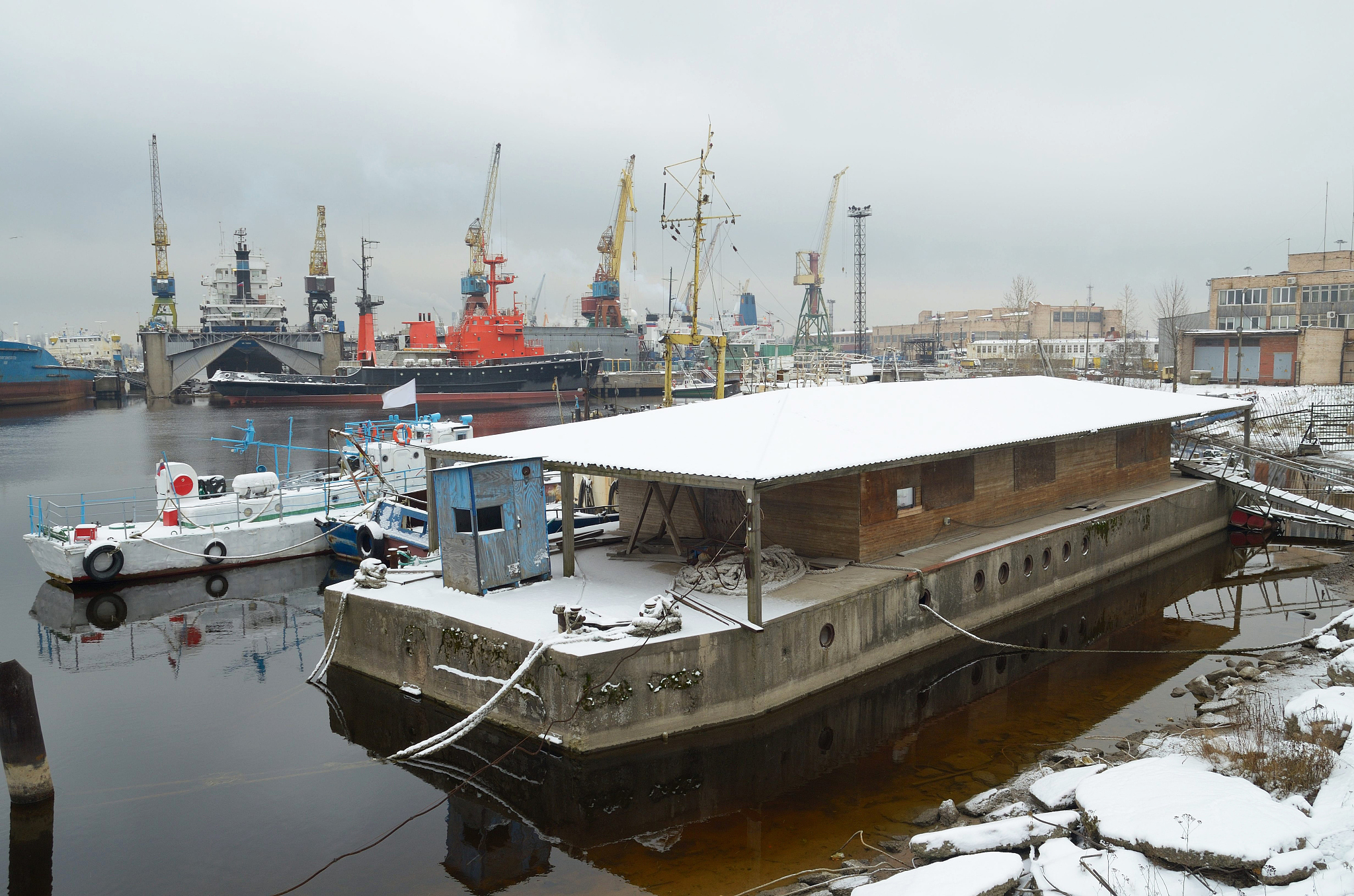 翻译成英文：大船迟靠泊南沙港口因此大船延迟开出