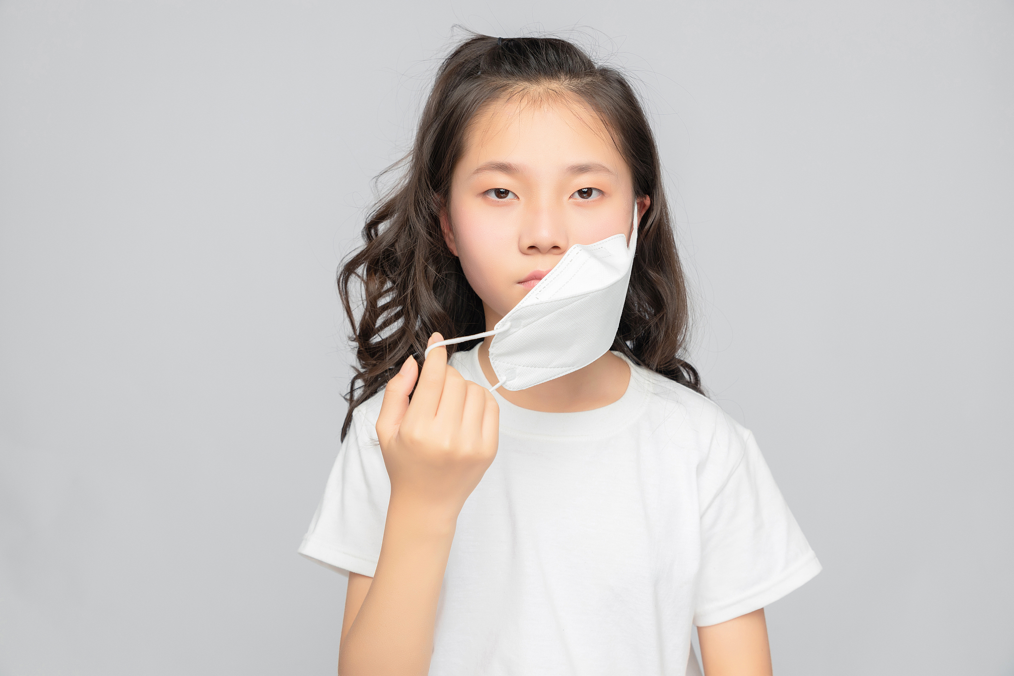灰色背景里的亚洲小学女生