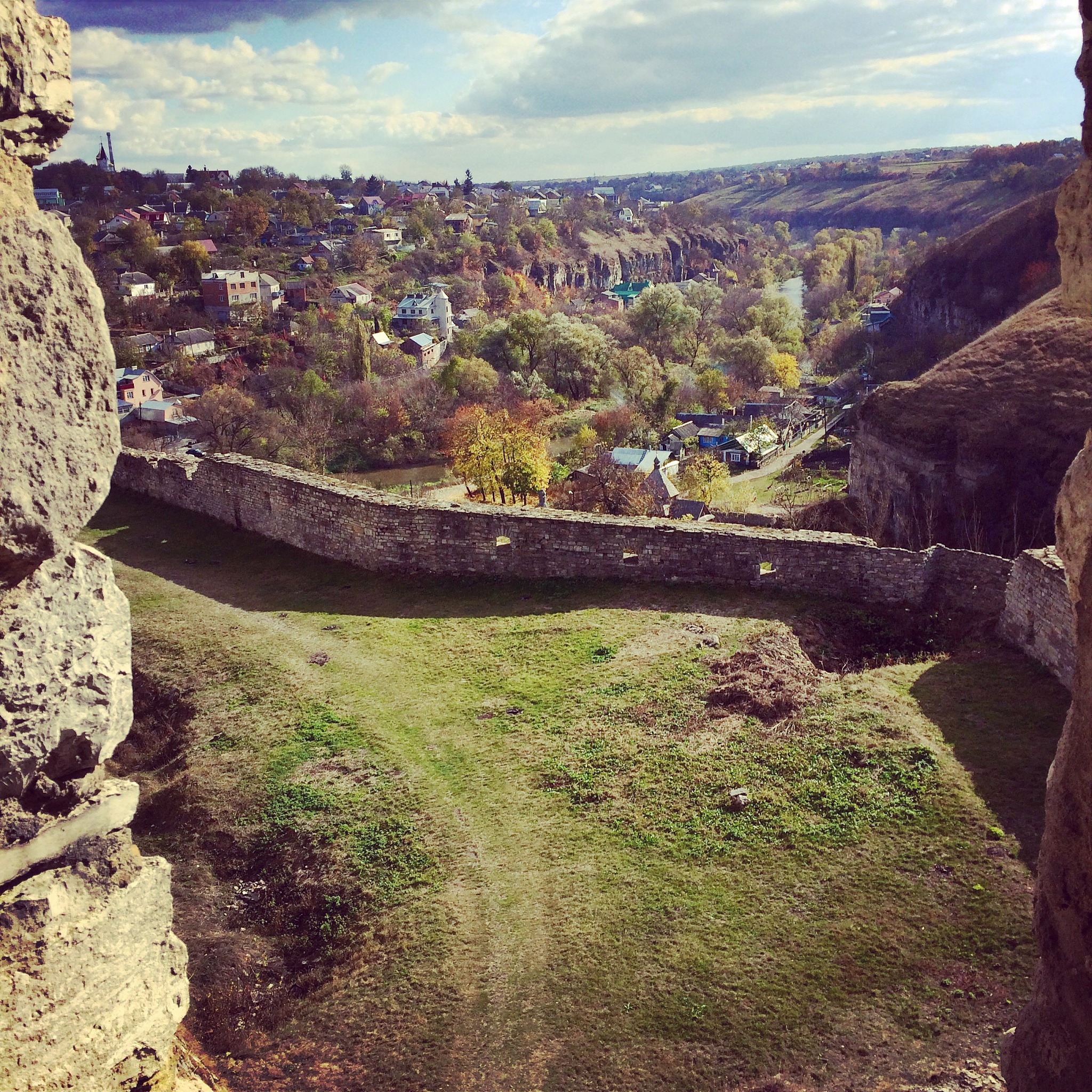 帮我检查下这段话有没有语法错误The analytical formula for the correlation function of Laguerre-Gaussian beams under independent wander perturbations is derived revealing the periodic variations in the intensity distr