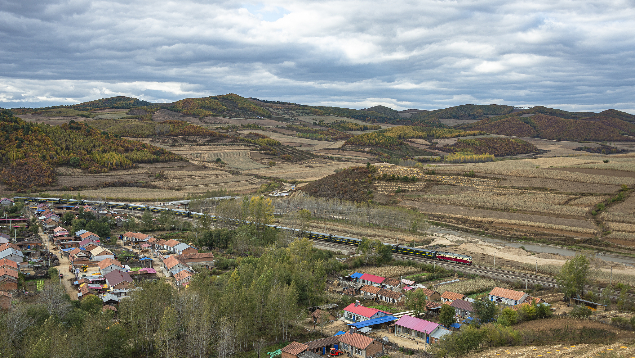 榆社县峽口与银郊村之间的丘岭叫什么名