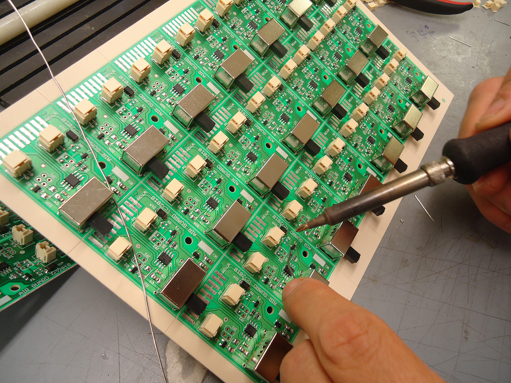 把该系统将天线、射频巴伦、功率放大器、低噪声放大器、滤波器、电源管理组件等多种组件整合在一起降重