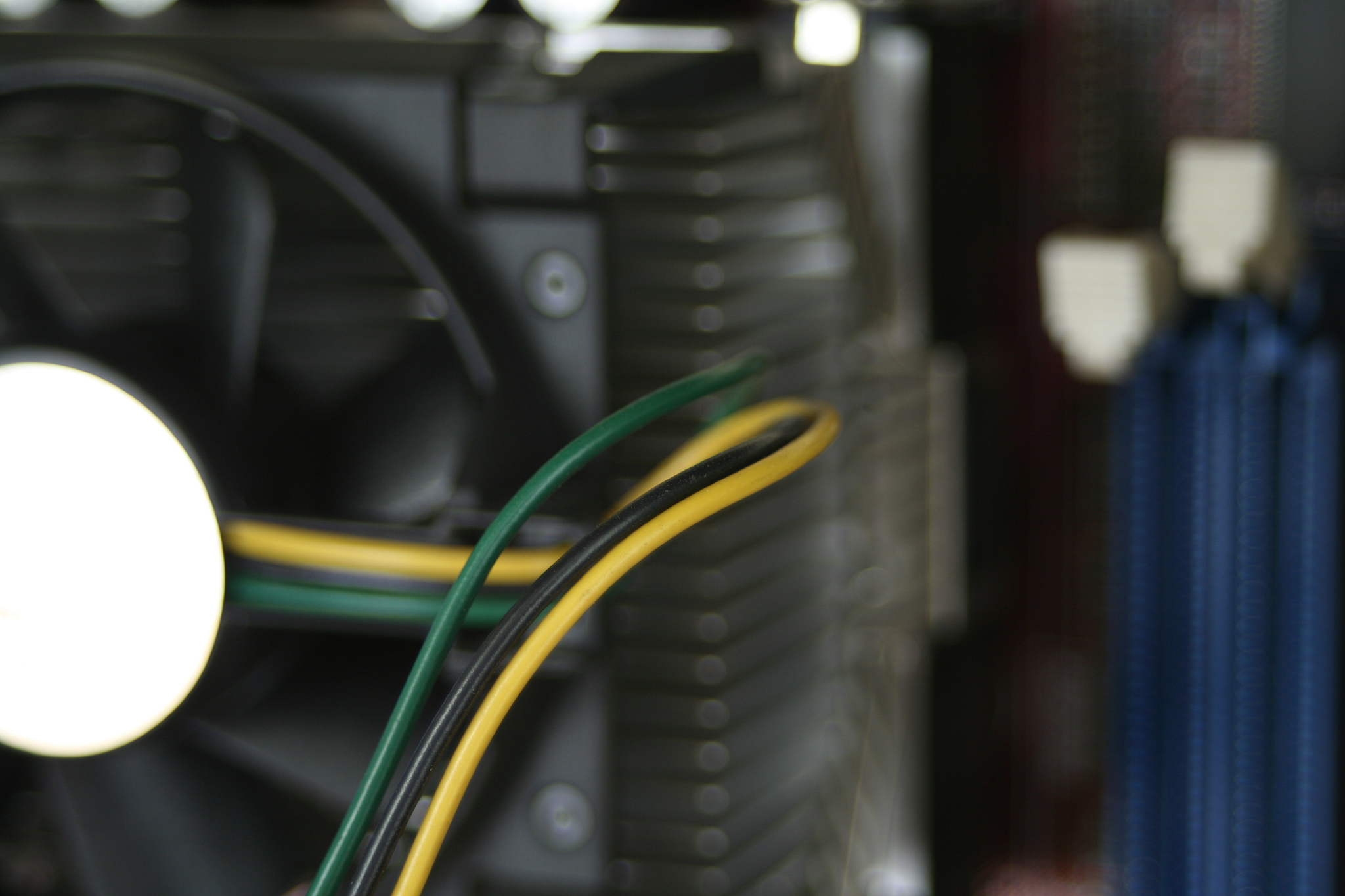 主机作为发送器当发送完数据后主机释放线是指从机开始占用数据线吗？而且为什么释放数据线就是将其电平拉高