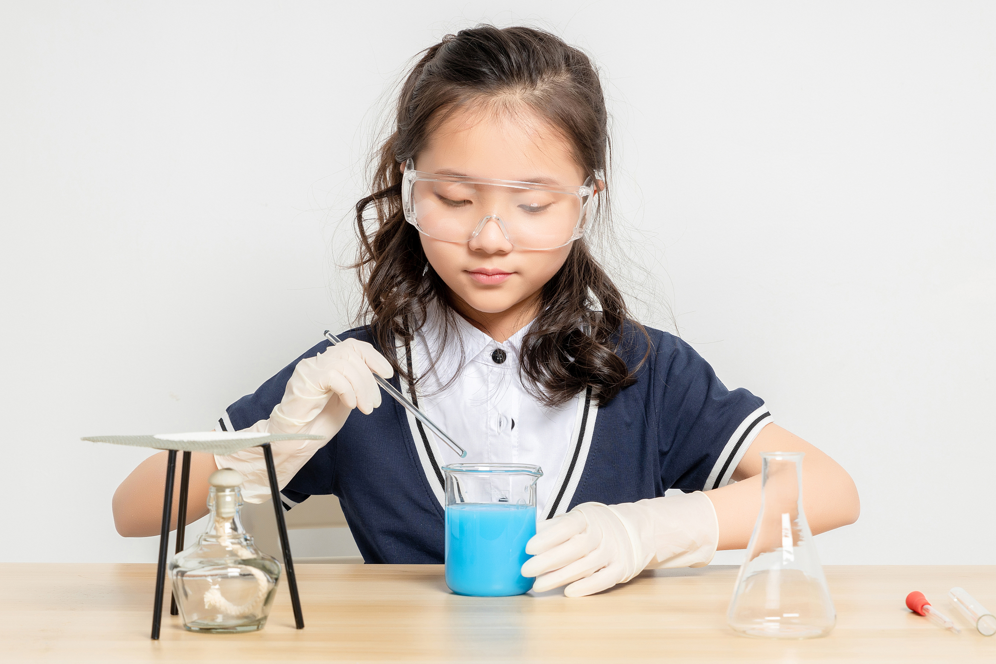 正在做化学实验的亚洲小学女生