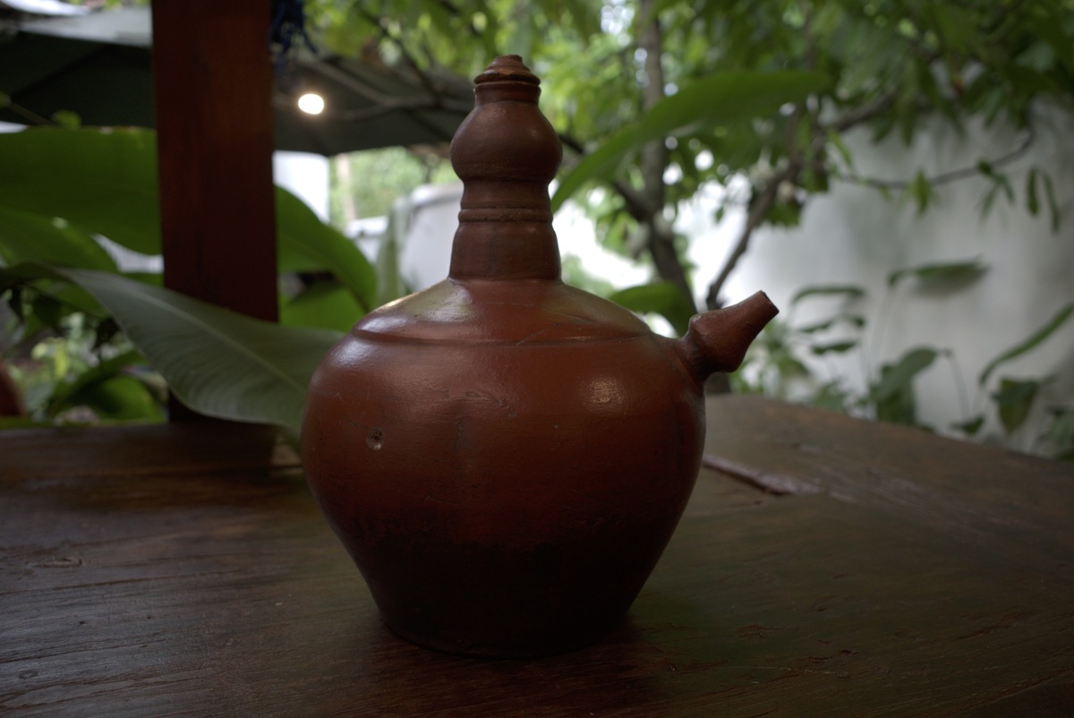 柴烧陶瓷罐和锡器存茶