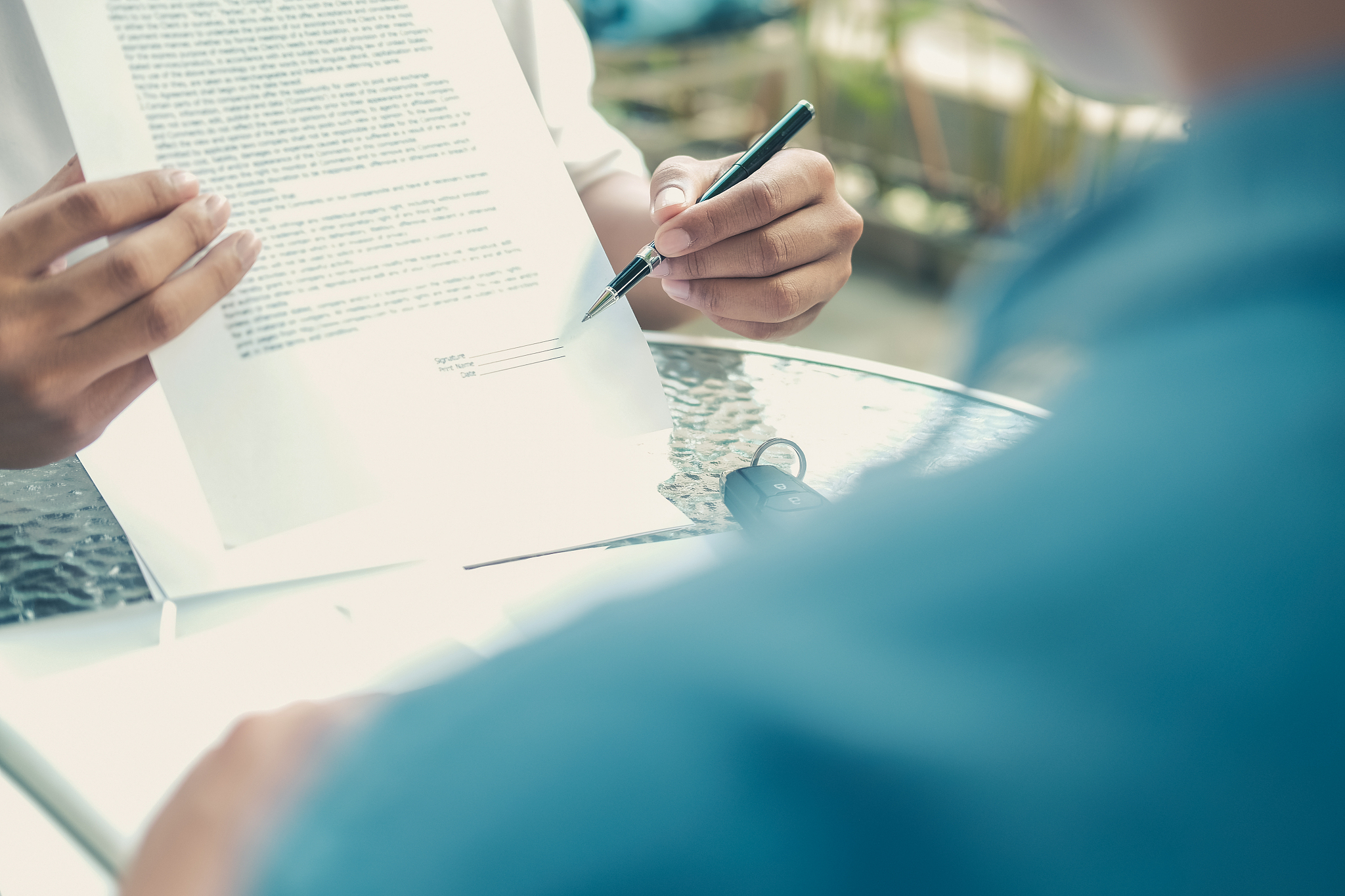 请详细写出采购合同中有哪些必备条款并说明理由。