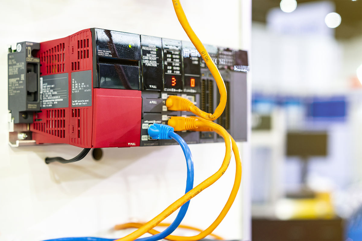 PLC 工作原理详解 - 可编程逻辑控制器入门指南