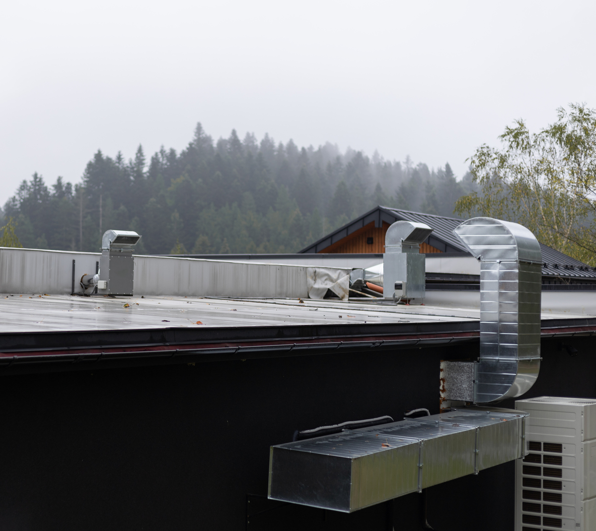 屋顶通风气楼：高效通风排烟的建筑结构