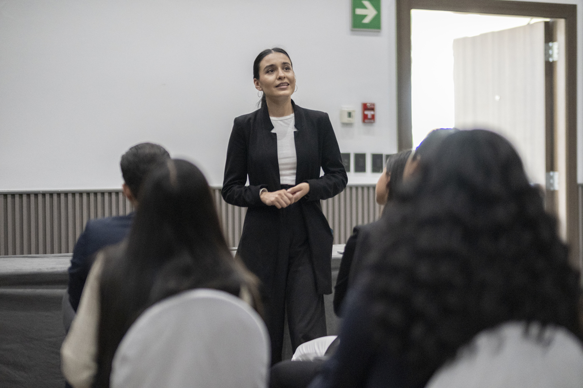 开会时想上厕所怎么办？