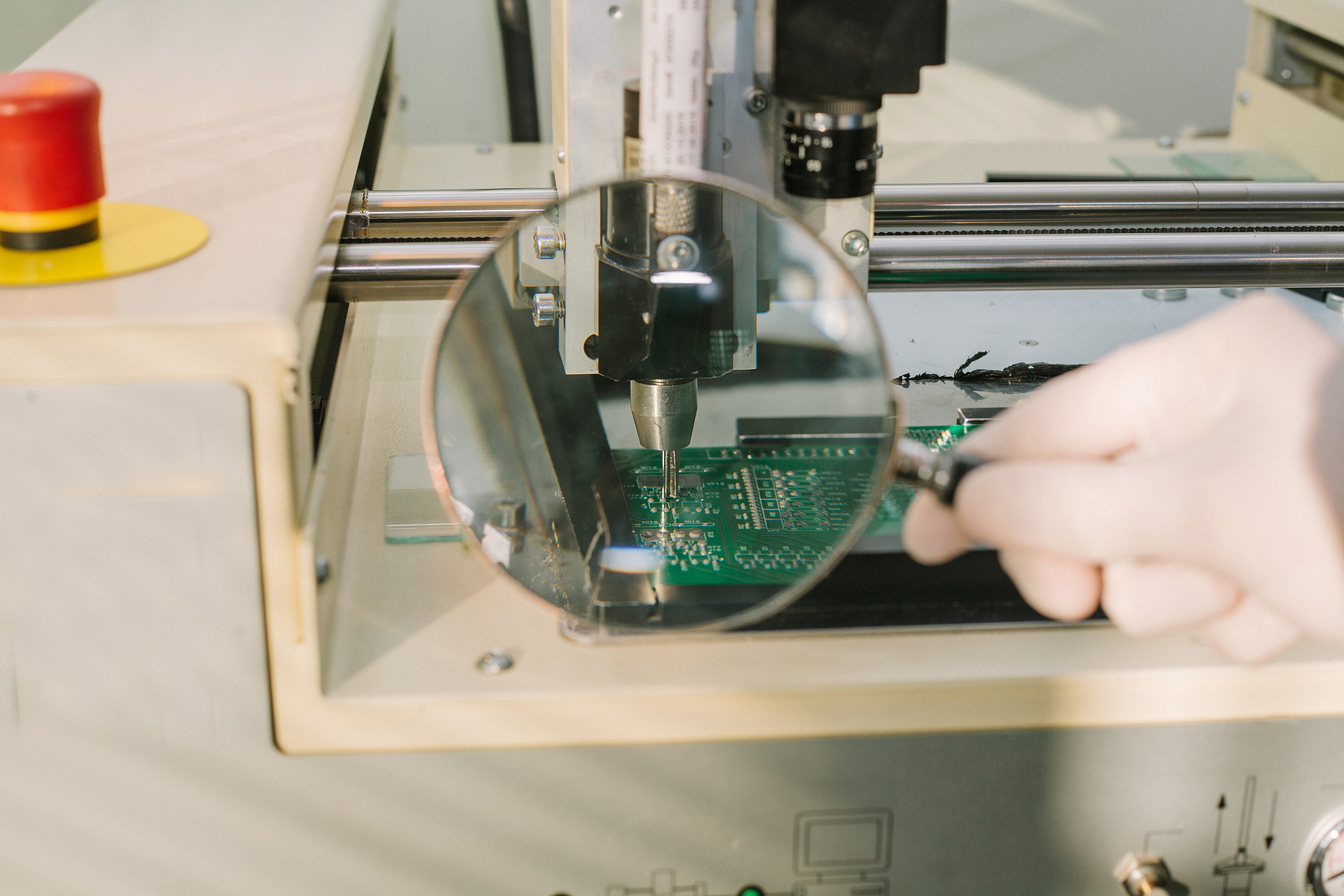 对以下文字降重字数不变；首先往探针台中放入器件步骤如下：1确保探针已抬起以及真 空阀已关闭。2打开通气阀向样品室内充气先开启一点然后缓慢开启。3气压平衡后拧开气密螺丝取下舱盖。4放入样品放样过程中不可触碰探针。5盖好舱盖拧紧气密螺丝关闭通气阀。6打开抽真空系统。7缓慢开启一点真空阀待抽气声音变小后再缓慢开启真空阀最后完全开启。8下针先粗调后观察显微镜显示屏细调注意最后接触样品时接触上即可不可过度有