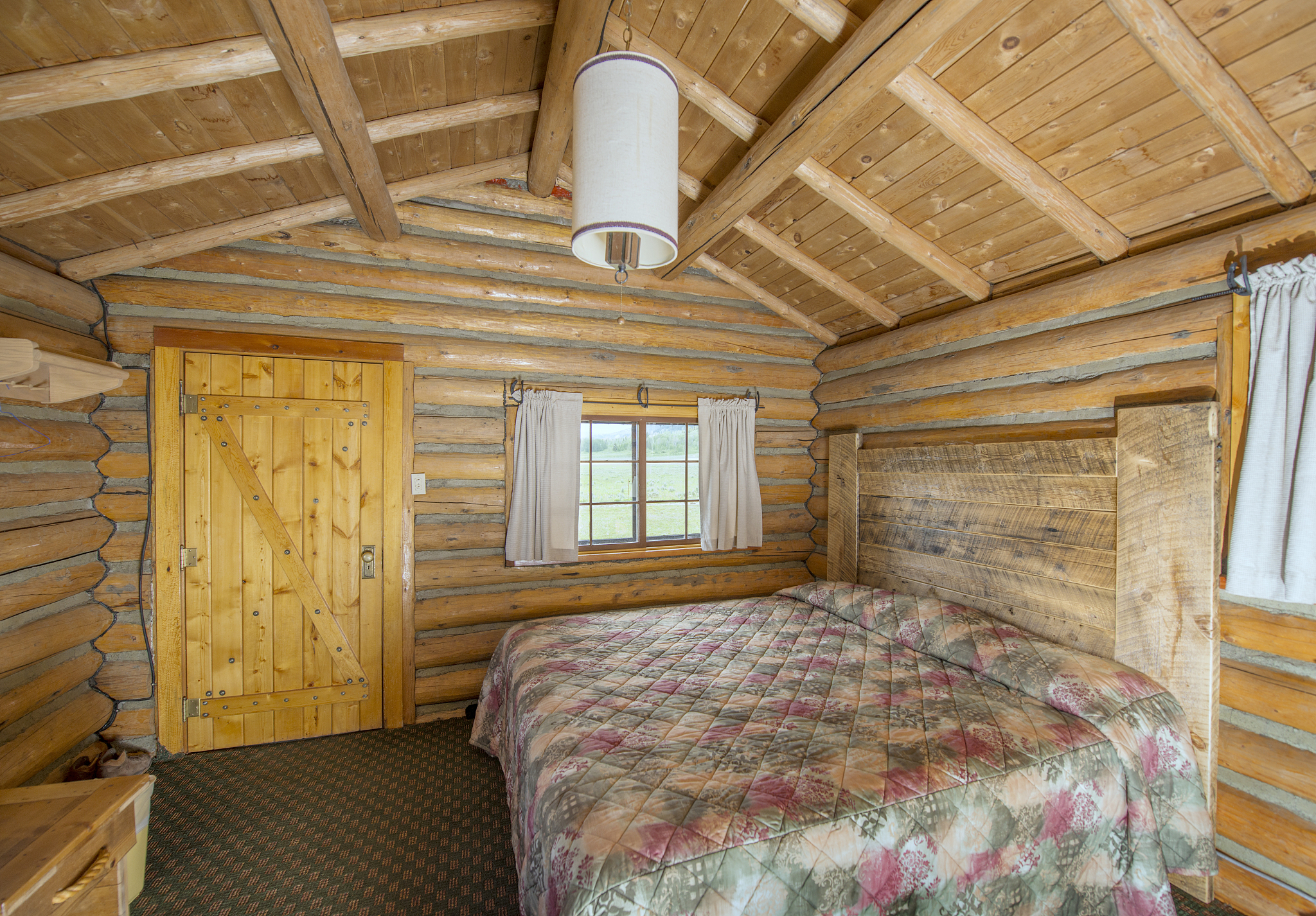 是个长方的小房间有深深的土味