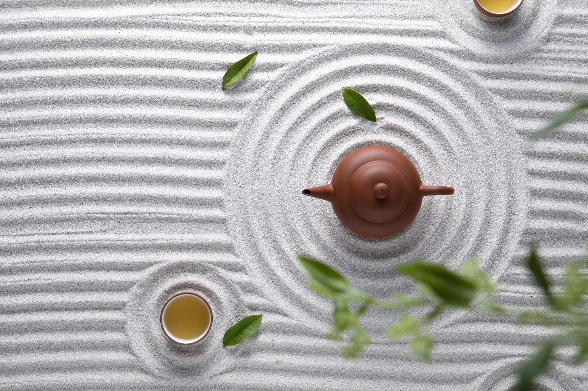 中国茶壶和茶杯在枯山水上富有禅意的意境